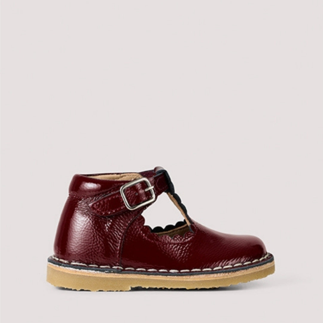 Skór, T-Bar Scallop - Burgundy Patent