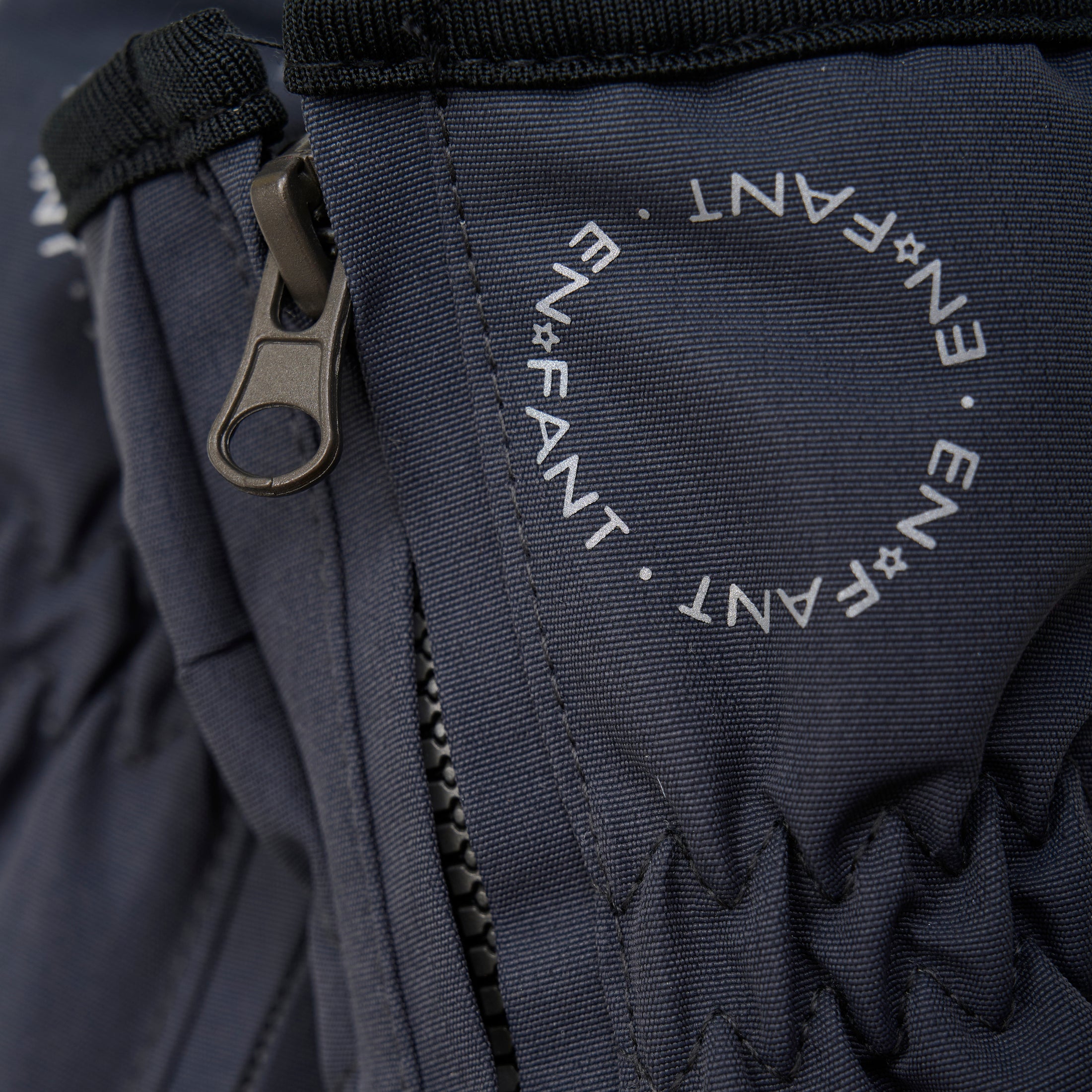 Lúffur m/rennilás - Ebony